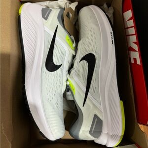 NIKE AIR ZOOM STRUCTURE 24